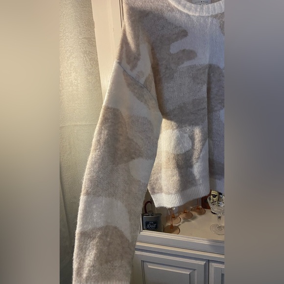 Sweater - Picture 4 of 4